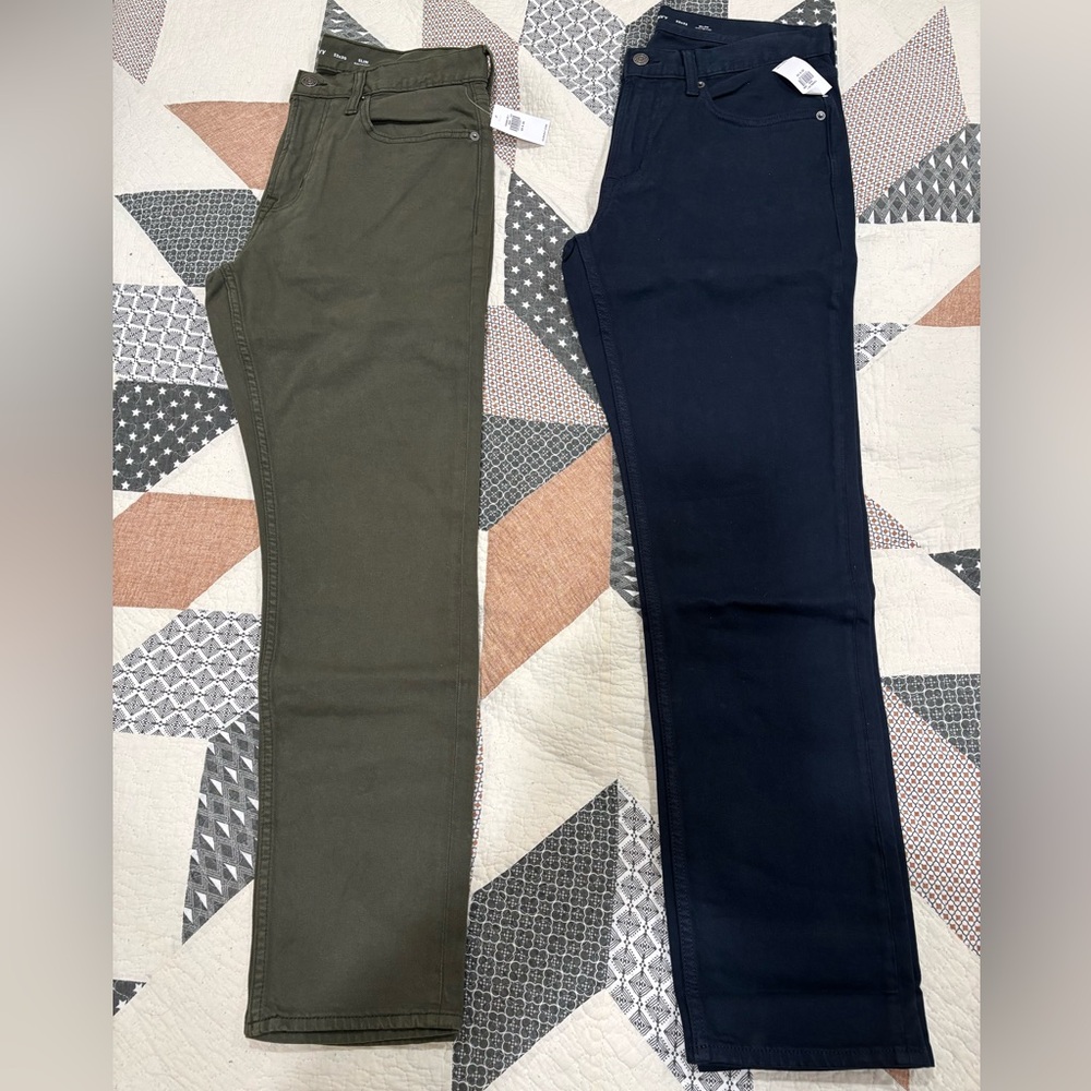 NWT 5 pairs of Old Navy men’s slim fit pants. 4 size 33x32, 1 size 33x30